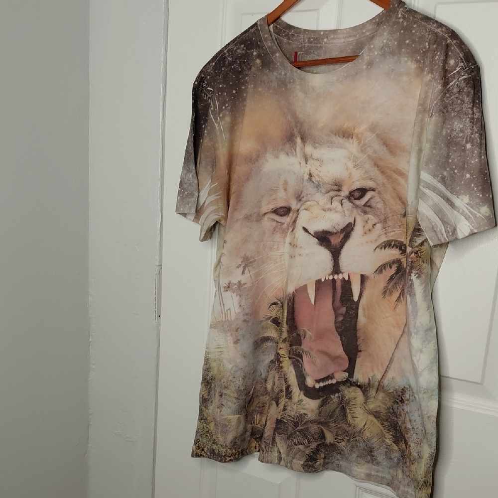 Men's Roaring Lion Graphic Tee